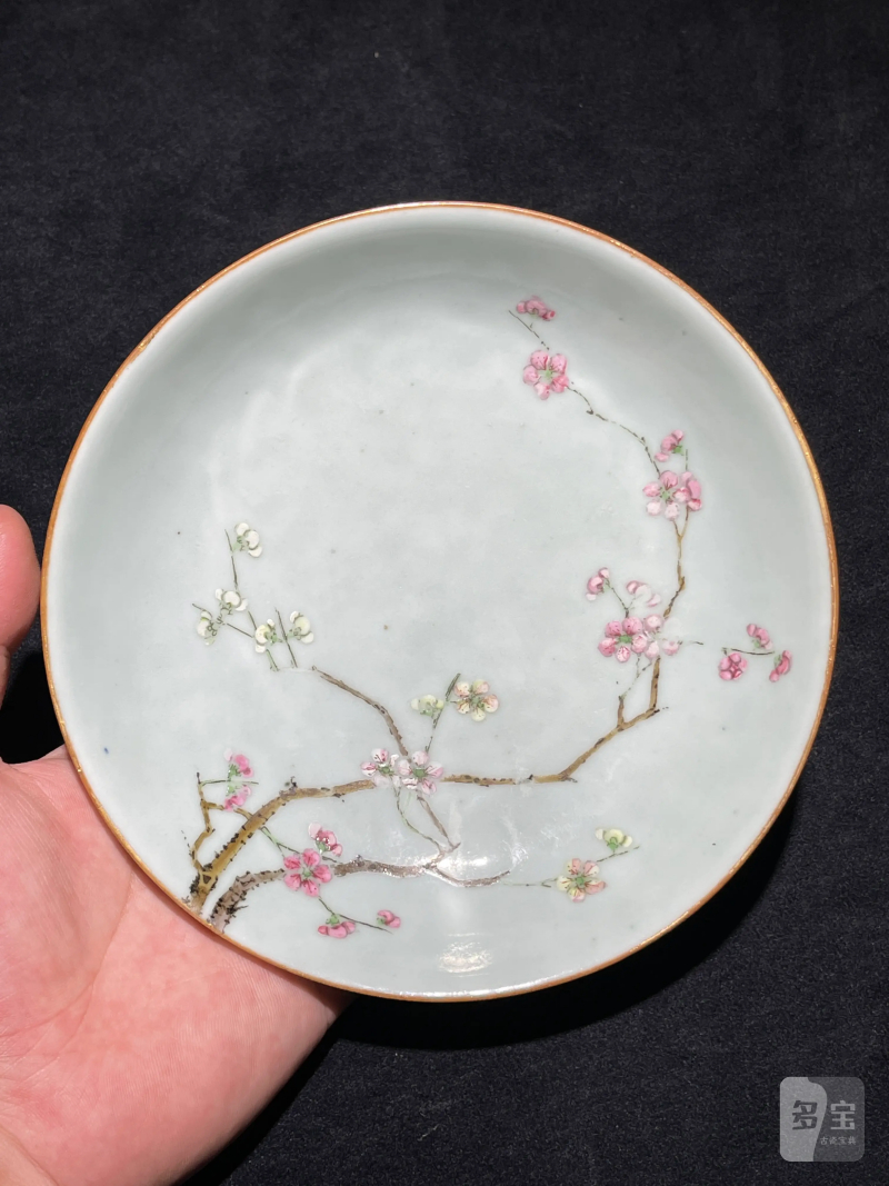 清乾隆 粉青地粉彩过枝梅花纹盘 - 图2